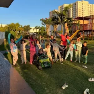 Crianças brincando juntas em recreação infantil em condomínio