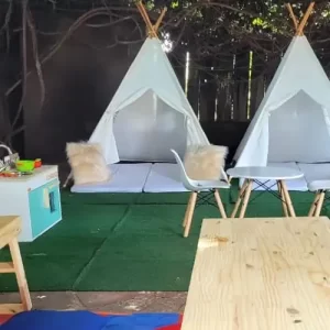 Cabaninha e mesinhas no Espaço Kids infantil para eventos