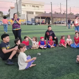 Crianças felizes participando da recreação infantil da Tia Rita Festas em Americana