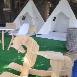 Espaço Kids com cavalinho de madeira em festa infantil