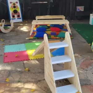 Espaço Kids com escorregador de madeira para festas