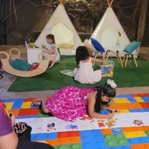 Crianças brincando no Espaço Kids infantil em evento