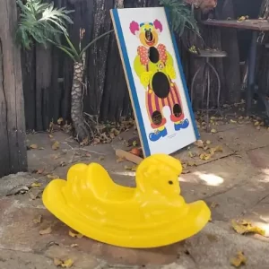 Crianças brincando no Espaço Kids com gangorra e cavalinho