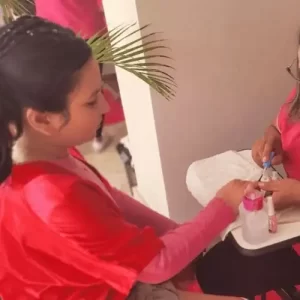 Esmaltação de unhas na Festa SPA Infantil com momento salão