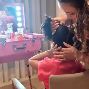 Arrumando os cabelos das crianças durante a Festa SPA Infantil