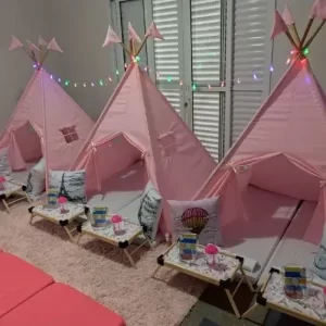 Festa do pijama infantil personalizada com cabaninhas temáticas