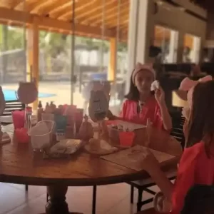 Brincadeiras e maquiagem leve na Festa SPA Infantil com muita diversão