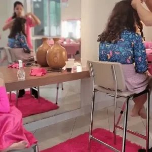 Cuidados com o cabelo e penteados na Festa SPA Infantil