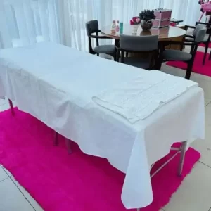 Massagem leve na Festa SPA Infantil promovendo bem-estar