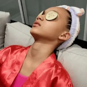 Skin care facial infantil durante a Festa SPA com orientação