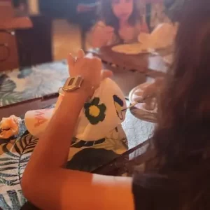 oficina infantil customização de bonés Participante vestindo seu boné estilizado pronto de feltro e tintas neons