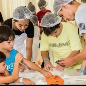Oficina infantil de bonés personalizados para festas em Americana