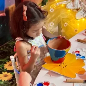 Oficina infantil de jardinagem pintando vasinhos para festas em Americana