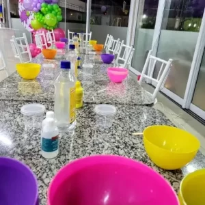 Oficina infantil de slime com crianças em festa em Americana