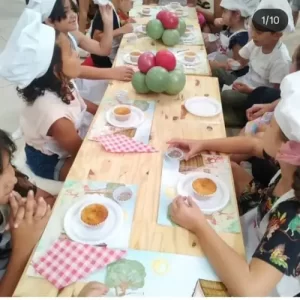 Oficina infantil de cupcake para festas em Americana com crianças participando
