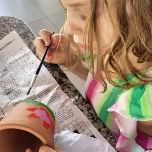 Crianças pintando vasinhos em oficina infantil de jardinagem em Americana