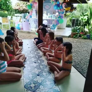 Brincadeira divertida com crianças durante recreação infantil em festa