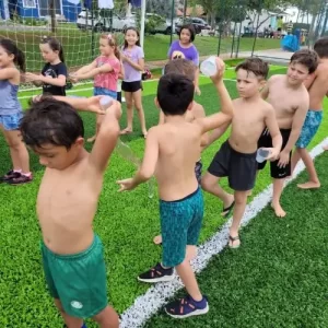 Brincadeiras com água em recreação infantil ao ar livre