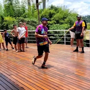 Monitores realizando brincadeiras recreativas com crianças em festa infantil