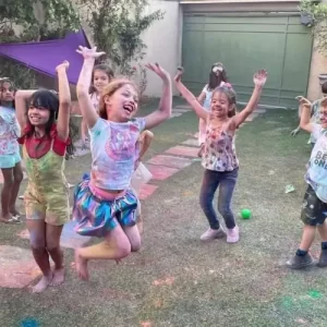 Festival das cores com recreação infantil animada para crianças