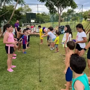Crianças se divertindo em atividades de recreação infantil em evento