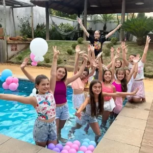 Recreação infantil com atividades na piscina supervisionadas por monitores