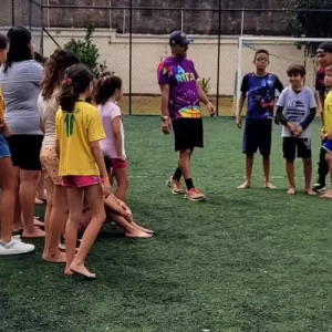 Monitores especializados conduzindo recreação infantil em Americana