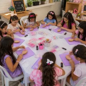 Crianças participando de oficina escova de cabelo divertida em evento infantil