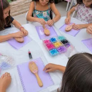 Crianças personalizando escovas de cabelo para festas infantis