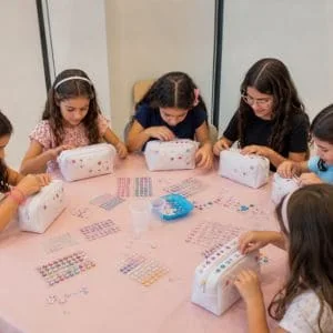 Oficina Infantil Customização Necessaires meninas fazendo suas propria necessaires