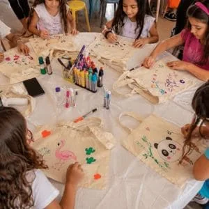 Oficina infantil sacolas ecobag com crianças personalizando bolsas criativas