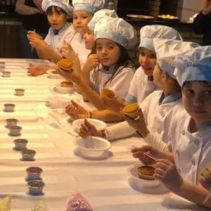 Oficina infantil cupcakes da tia rita festas onde as crianças se divertem confeitando