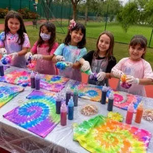 Oficina Infantil Tie Dye Camisetas esticada mostrando o efeito final psicodélico e colorido