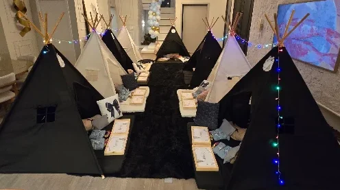 Festa do pijama infantil com cabaninhas e decoração personalizada