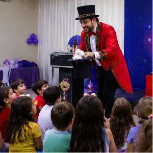 Show de mágica infantil em festa em Americana com crianças participando