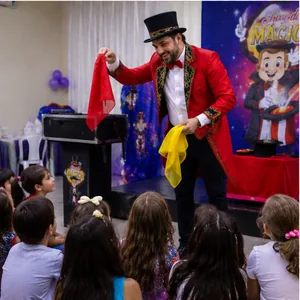 Criança participando de show de mágica em festa infantil